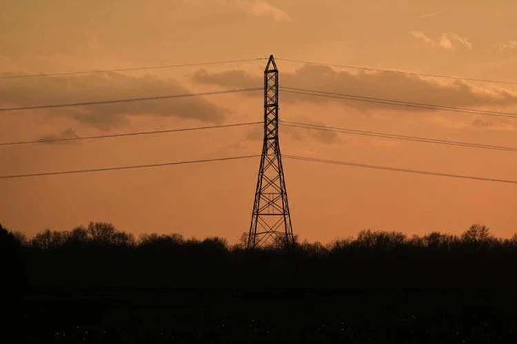 Ілюстративне фото ліній електропередач на тлі блекауту в Тбілісі
