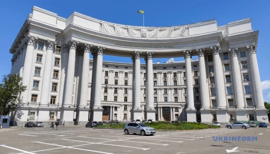 Будівля Міністерства закордонних справ України та державний прапор