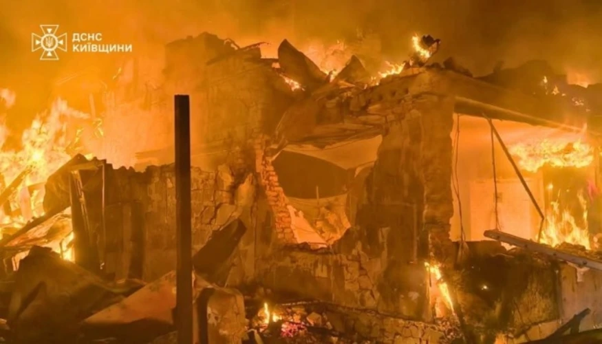 Наслідки атаки БПЛА в Броварському районі: пошкоджені житловий будинок, господарські споруди, автомобілі, пожежа на