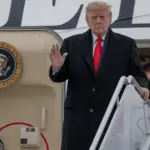 Президент США Дональд Трамп під час спілкування з журналістами в Білому домі